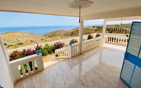 Villa En El Campo Sobre El Mar